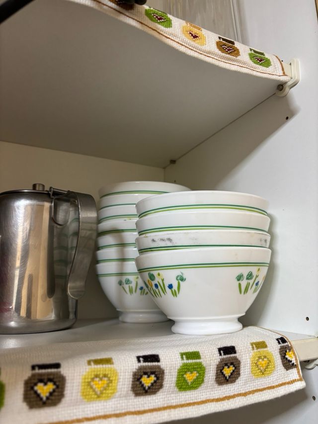 Cuencos de cerámica con flores