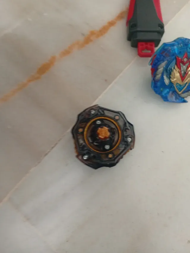 Lanzador y 2 peonzas Beyblade