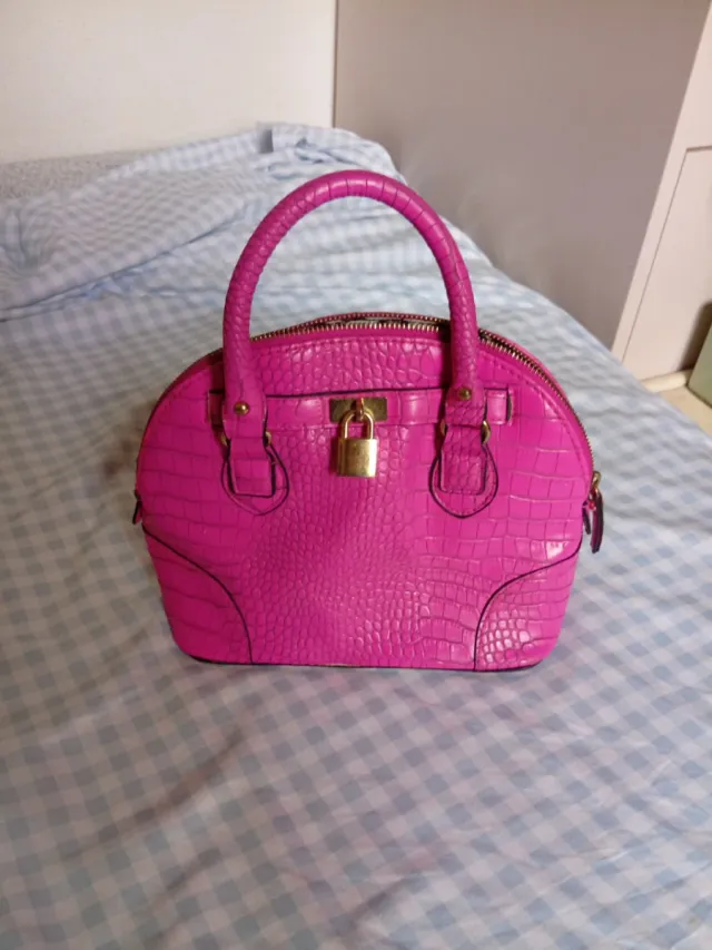 Bolso rosa estilo piel de cocodrilo
