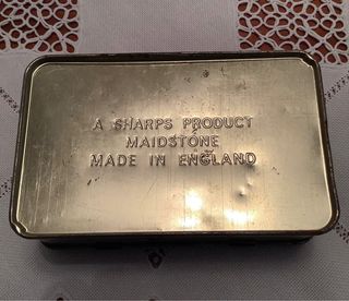 Antigua Hucha Metálica Negra con Detalles Dorados