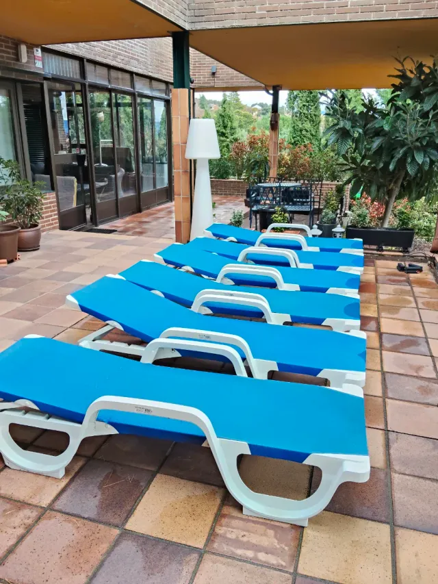 Tumbonas de plástico azules y blancas