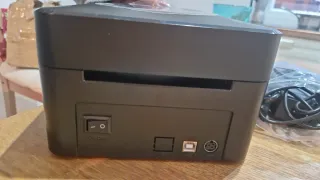 Impresora de etiquetas negra