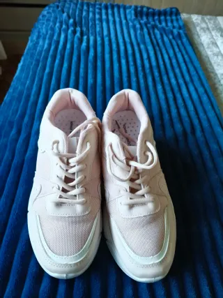 Zapatillas deportivas rosas y blancas