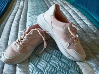 Zapatillas deportivas rosas y blancas
