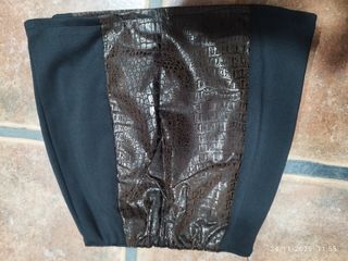 Falda mini marrón y negra efecto piel