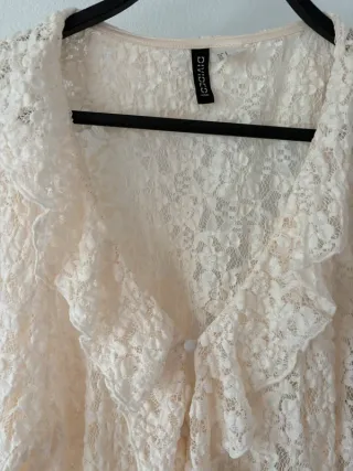 Blusa H&M encaje volantes beige Talla S
