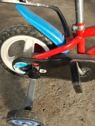 Bicicleta infantil roja y azul