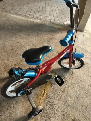 Bicicleta infantil roja y azul