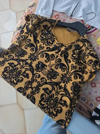 Lotto di 4 capi d'abbigliamento donna