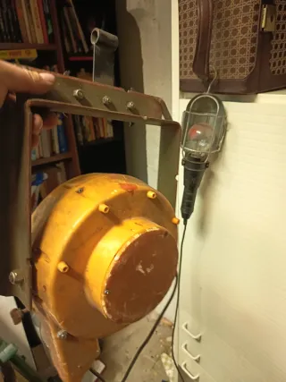 Lampada da lavoro vintage gialla