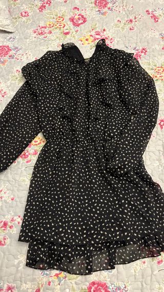 Vestido gasa estampado negro con cuello volantes