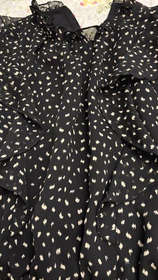 Vestido gasa estampado negro con cuello volantes