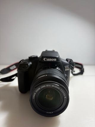 Cámara Canon EOS 4000D con objetivo 18-55mm