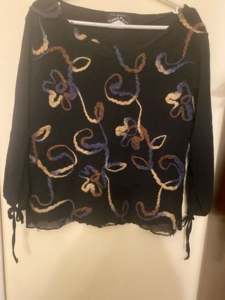 Blusa negra con bordado floral