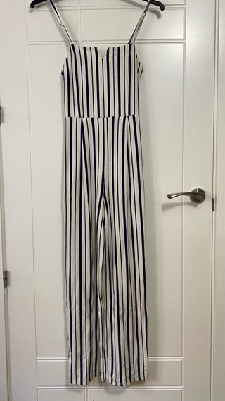 Mono de rayas azul y blanco, en buen estado.