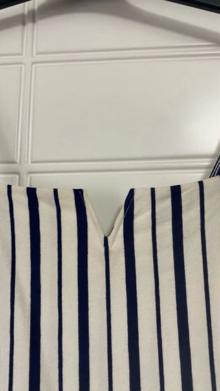 Mono de rayas azul y blanco, en buen estado.