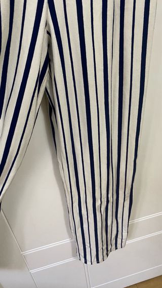 Mono de rayas azul y blanco, en buen estado.