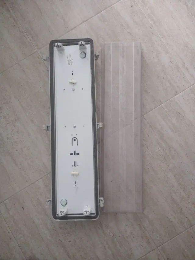 Plafón para tubos fluorescentes