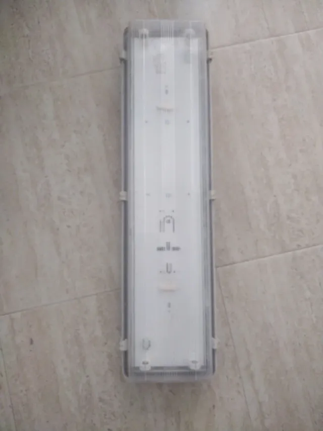 Plafón para tubos fluorescentes