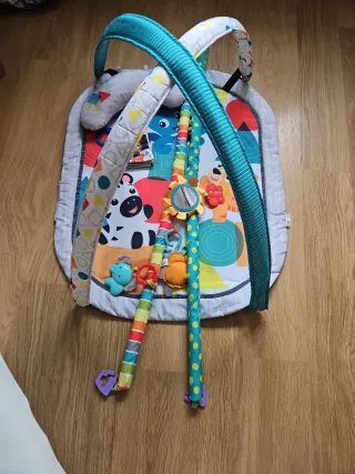 Gimnasio para bebé con arco y juguetes