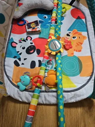 Gimnasio para bebé con arco y juguetes