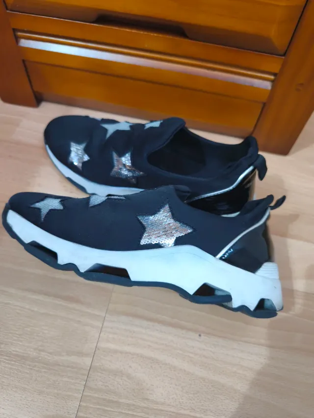 Zapatillas negras con estrellas plateadas