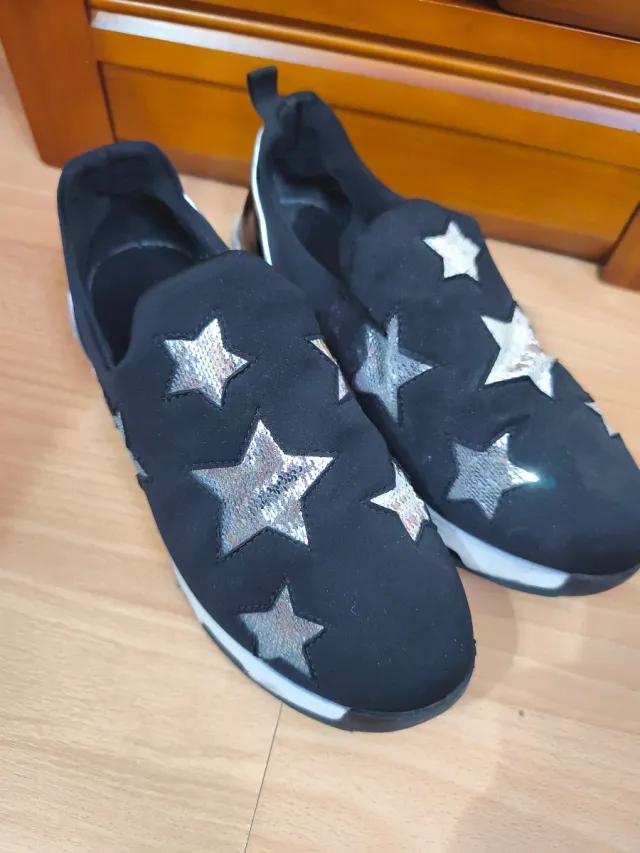 Zapatillas negras con estrellas plateadas