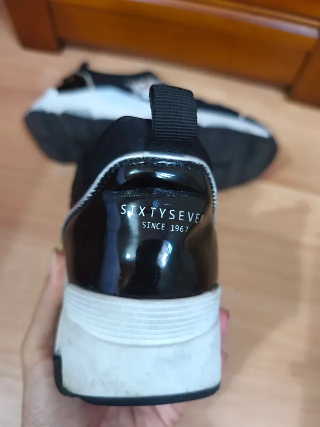 Zapatillas negras con estrellas plateadas