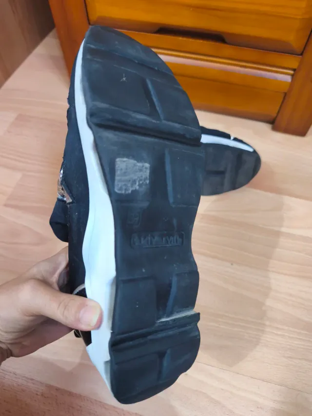 Zapatillas negras con estrellas plateadas