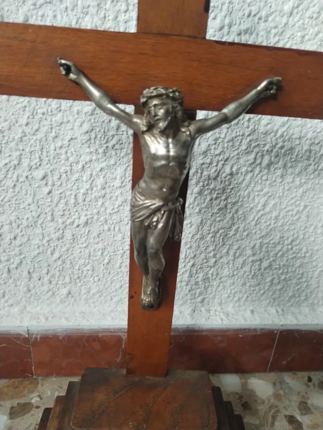 Crocifisso antico in legno e metallo