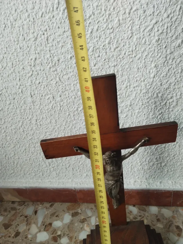 Crocifisso antico in legno e metallo