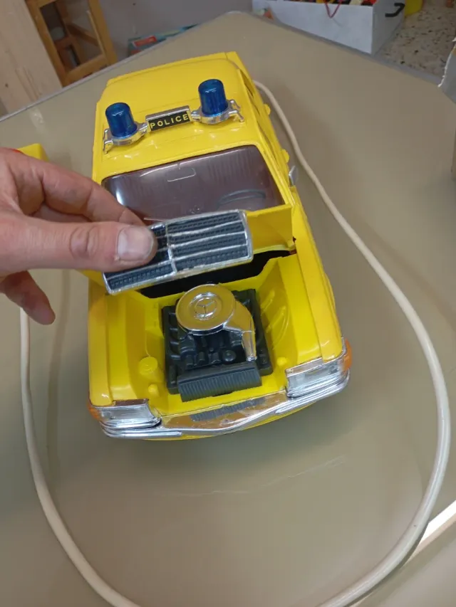 Coche Policía Mercedes Rico Electrónico