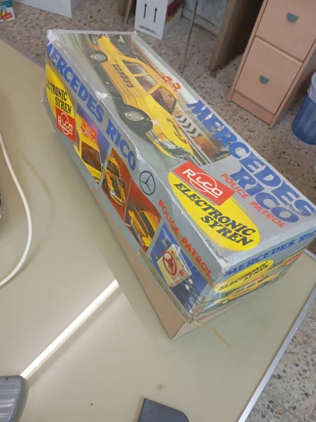 Coche Policía Mercedes Rico Electrónico