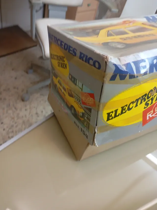 Coche Policía Mercedes Rico Electrónico