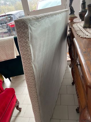 Cabecero de tela beige y marrón