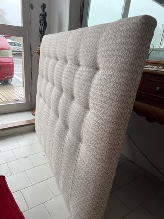 Cabecero de tela beige y marrón