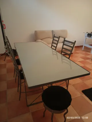 Mesa cristal-metal gris + 4 sillas y 2 taburetes