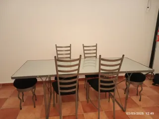 Mesa cristal-metal gris + 4 sillas y 2 taburetes