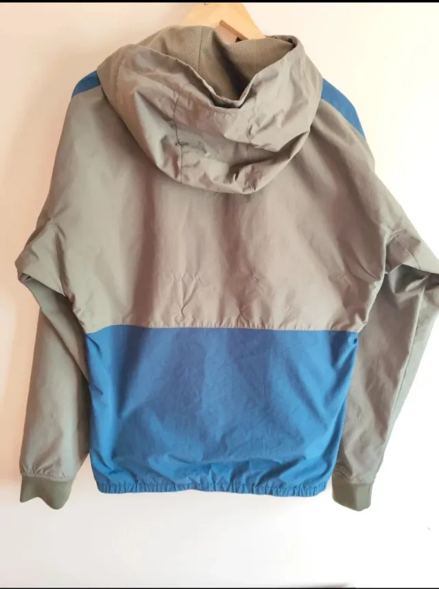 Cortavientos Pull&Bear azul y gris