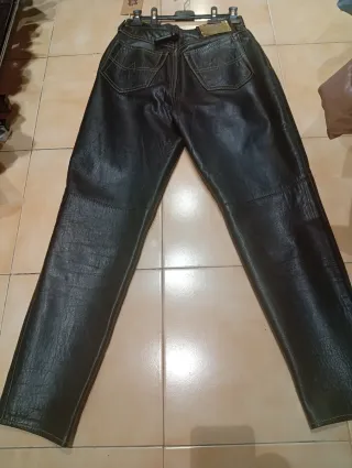 Pantalón de cuero negro
