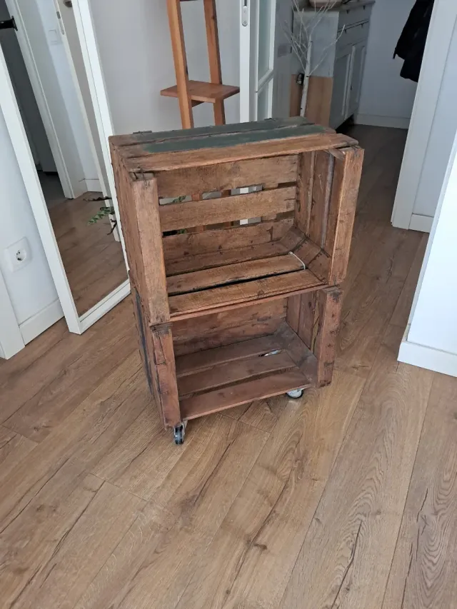 Mesita rústica de madera con ruedas.