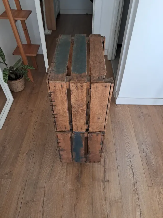 Mesita rústica de madera con ruedas.