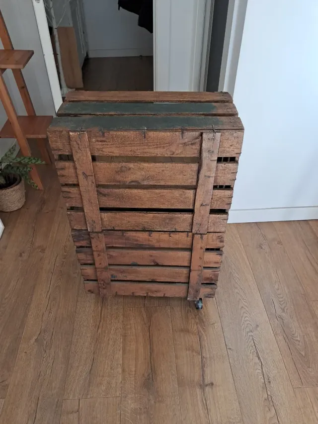 Mesita rústica de madera con ruedas.