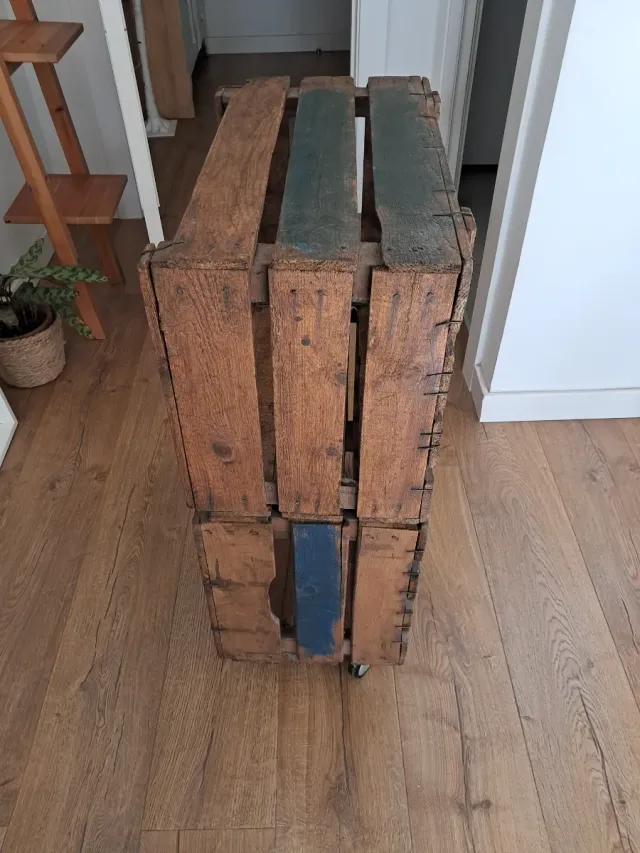 Mesita rústica de madera con ruedas.