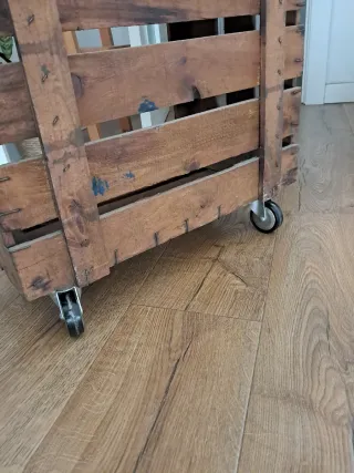 Mesita rústica de madera con ruedas.