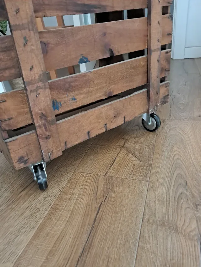 Mesita rústica de madera con ruedas.