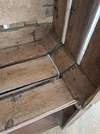 Mesita rústica de madera con ruedas.