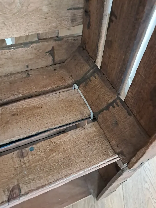 Mesita rústica de madera con ruedas.