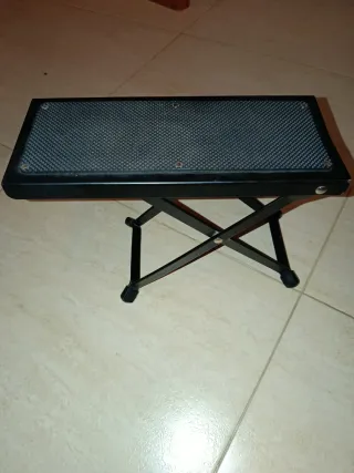 Reposapiés y capo guitarra