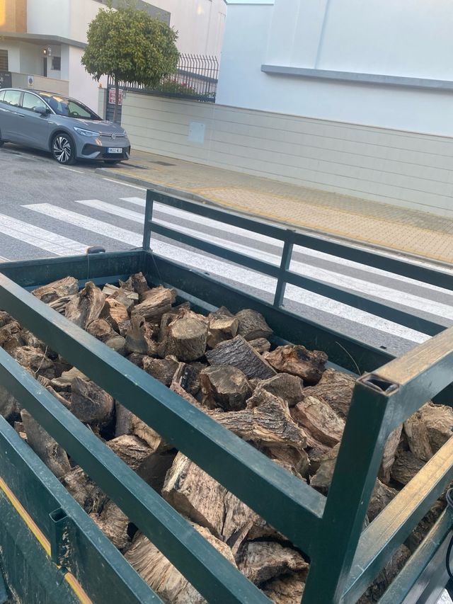 Lenha de oliveira seca entregue em domicílio